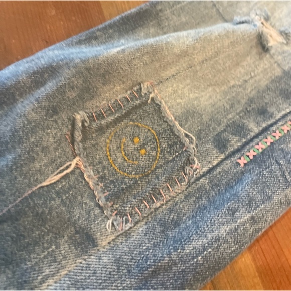 Super cute embroidered peace jeans - Picture 4 of 9